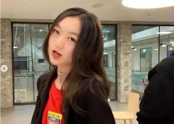 18岁李嫣近照曝光!嘴唇疤痕消失,气质像王菲,却被吐槽不如姐姐