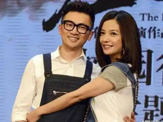 47岁苏有朋被曝与经纪人隐婚10年,两人亲密逛街的照片被扒出!