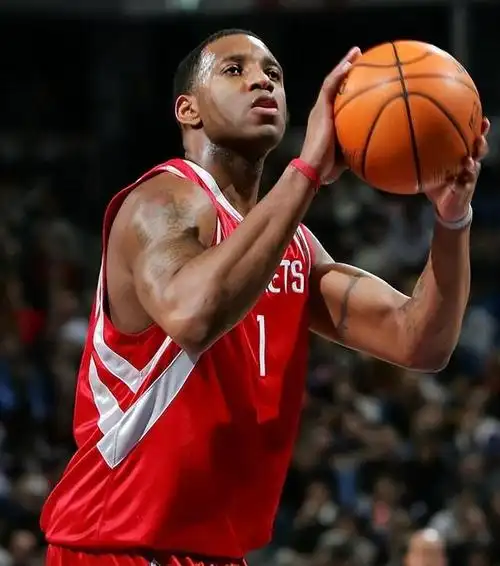 姚麦都是火箭队名宿,为何姚明球衣被退役 麦迪却至今没有?