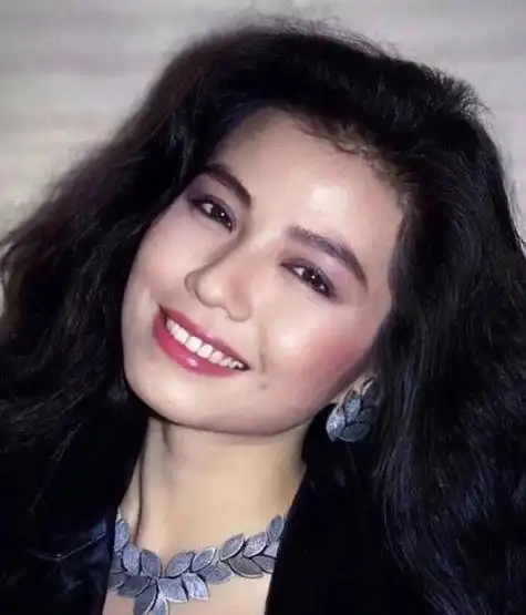 梨涡浅笑的女明星有多动人?黎姿太经典,朱珠添风情,陈妍希甜美