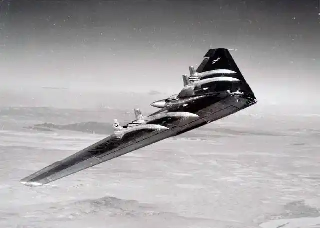 b36轰炸机开始失去控制如果只是轰炸机坠毁还不会有什么影响,可是这驾