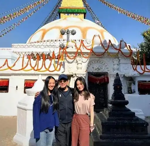 李连杰携家人旅游62岁利智罕露面留短发戴老花镜如普通老妇人