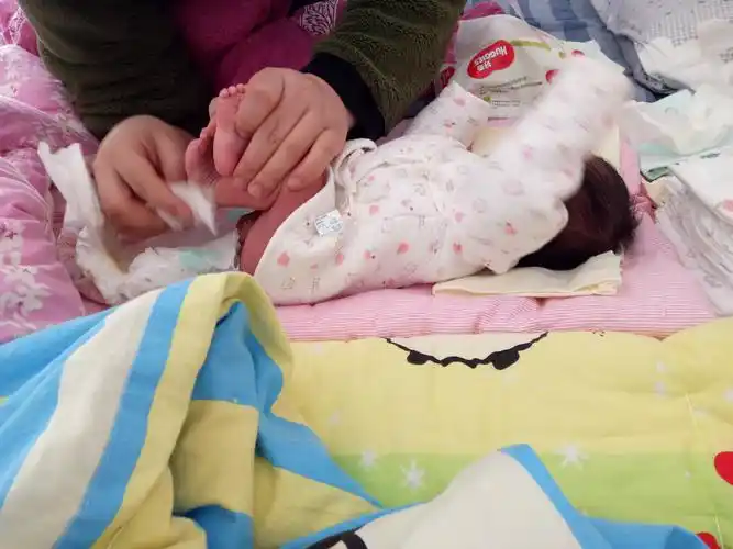 爸爸给换尿不湿