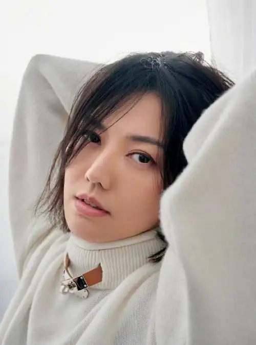 简介:孙燕姿简约优雅大片写真图片,分享一组孙燕姿图片给大家,图中的