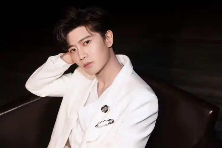 任嘉伦白色西装写真,图片,壁纸-桌酷