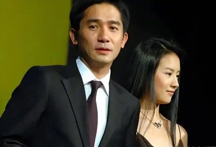 董洁穿小黑裙和梁朝伟同框,真养眼_黑色_显得_腰部