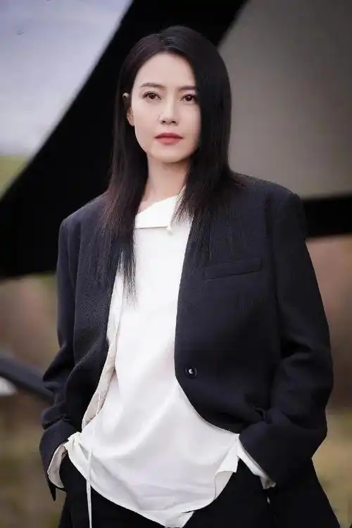 高圆圆最新活动生图,黑色西装披散长发,又美又帅|发型|穿搭|模特|白