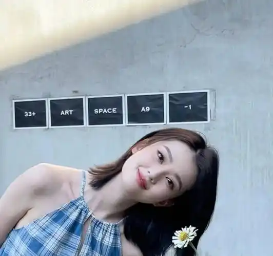 乔欣的气质非凡,一袭蓝色格子裙套装,清新靓丽_女生_好身材_连衣裙