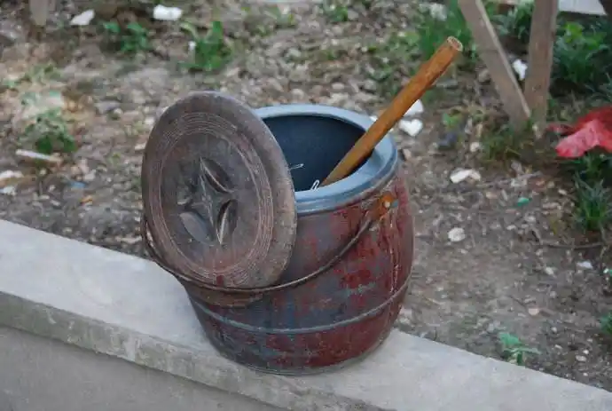 没有卫生间,用的木头马桶