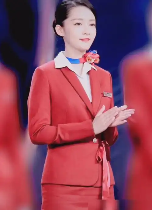 李沁中国机长剧照红衣喜庆紫衣端庄看到马甲空姐本姐