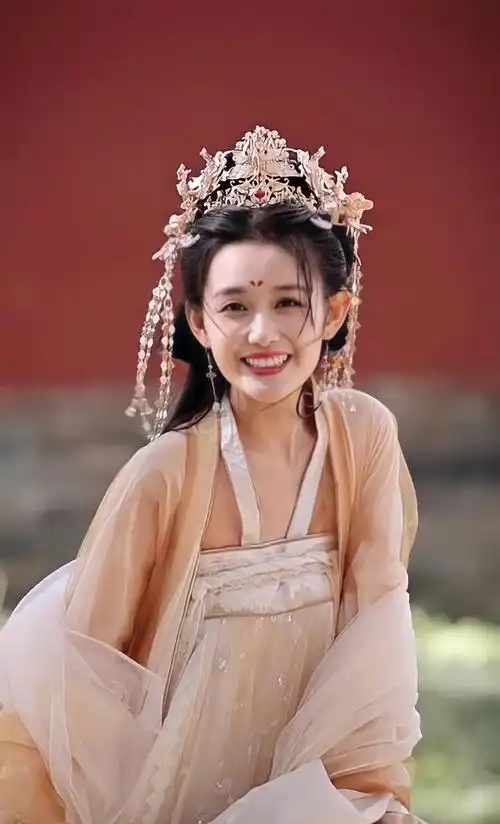 穿白衣宛如仙女下凡,穿黑衣演绎江湖女侠_网易订阅