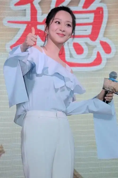 杨紫的颜值虽然高但是没了刘海之后感觉瞬间变得更加抢镜了