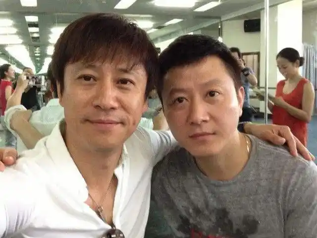 51岁解晓东夫妻合照曝光藏了27年的老婆原来是熟悉的她