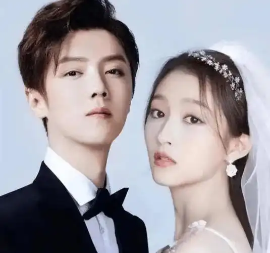 关晓彤撇下鹿晗同异性庆生,素颜显小疑脱发,中指戒指抢镜疑订婚_网友