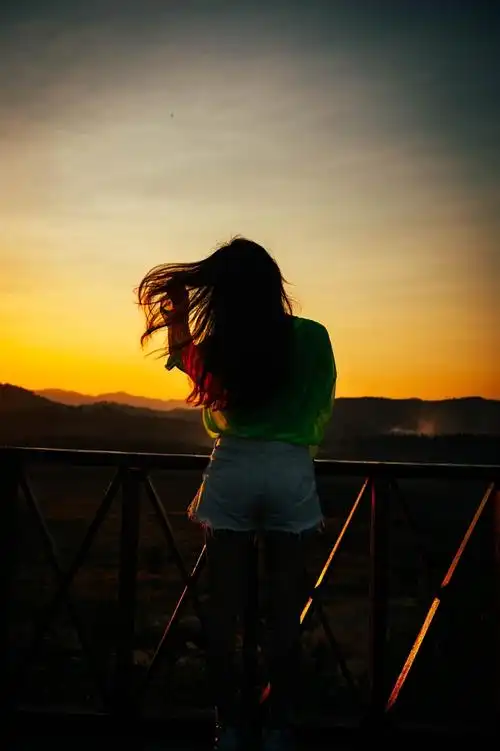 黄昏日落女生背影图片 - 资源素材下载