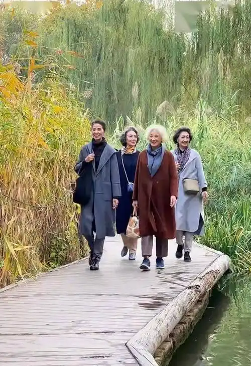 老年人穿搭就服这几位"时尚奶奶",精致优雅大气,时髦又显年轻