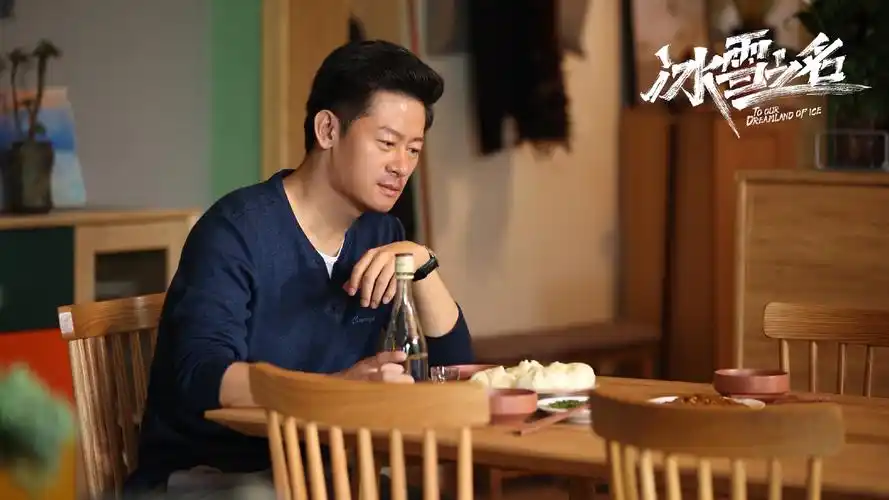 李健饰演中年严振华剧中,李健饰演中年的严振华,脱去考斯滕(注:花服装