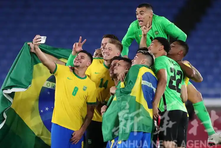 新华社照片,横滨(日本),2021年8月7日8月7日,巴西队球员夺冠后自拍