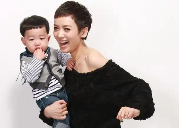 女主播李晓峰大秀爱子 妈妈帮趣事多【组图】