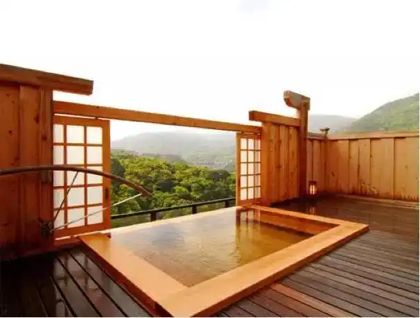 所有的房间都是套房,分为日式和西式风格,来一场露天木桶式的温泉浴定