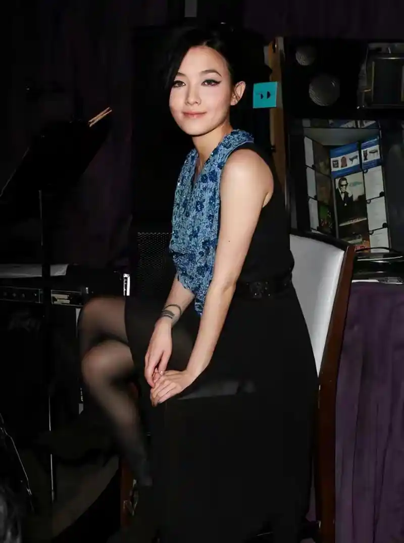 范晓萱穿着一身黑色的丝袜.