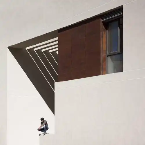 一座建筑的全貌与局部细节有哪些拍摄到位的构图与视角?