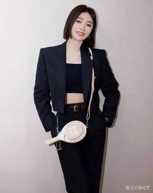 秦岚44岁身材管理太牛了 前凸后翘曲线感很完美体重才89斤!