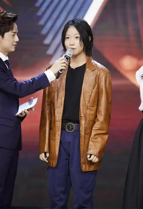 窦靖童终于肯好好打扮自己留起长发穿黑色西装气质出众似王菲