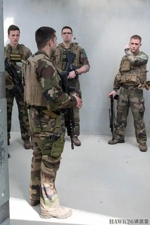 武德充沛法军第126步兵团城镇作战演练士兵端着机枪搜索敌人