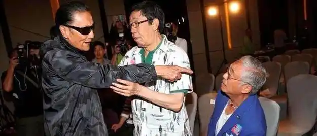 帮成龙死里逃生让谢贤爬来香港见他半黑半白的王羽什么来头