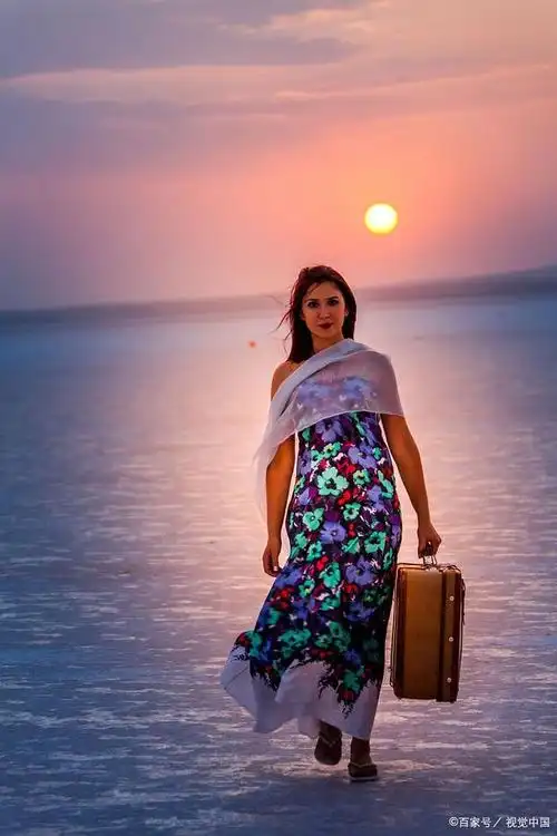 懂得运用丝巾展现风情的女人,这魅力谁言能说?