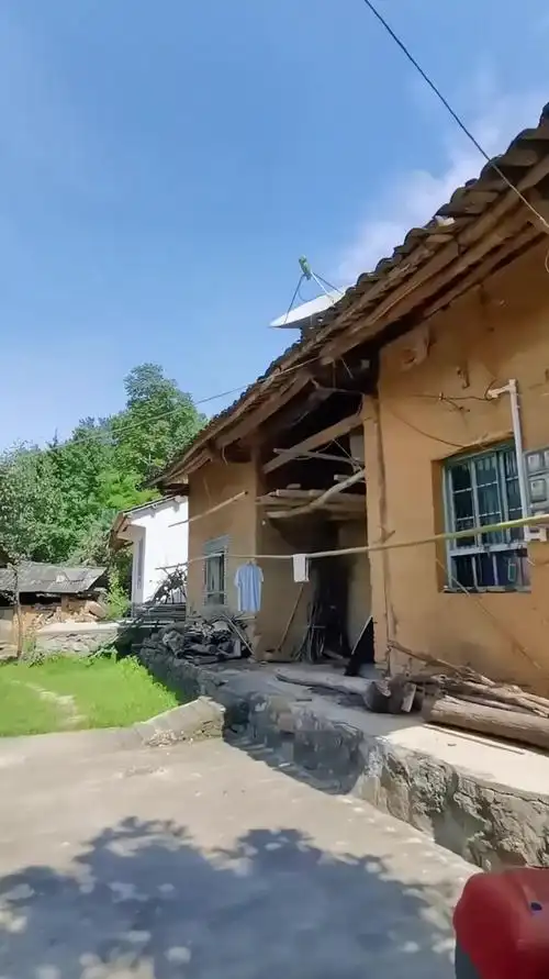 家里老房子破烂成这样,真不明白,老父亲有何可留恋的!-度小视