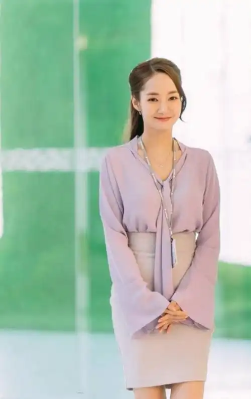 《金秘书为何那样》朴敏英用衬衫 裙子凹造型,这才是教科书式的穿搭