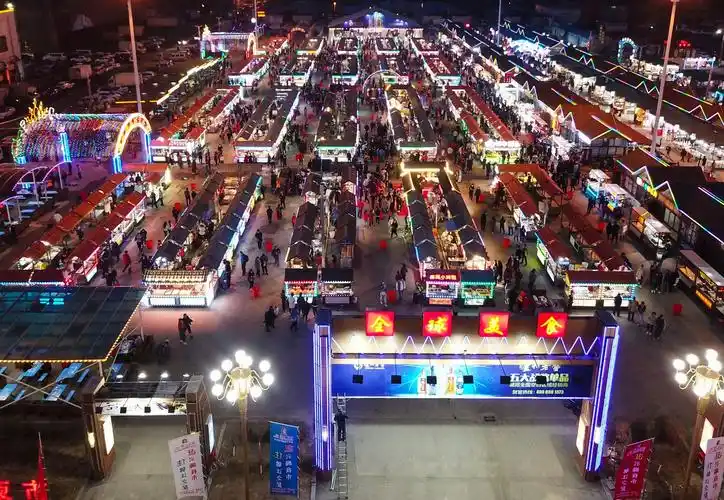 航拍沈阳兴顺国际夜市 夜幕下流光溢彩,美轮美奂