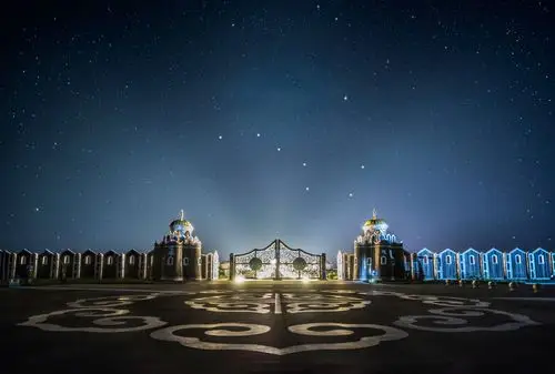 走进天堂般的乌珠穆沁草原,在蒙古汗城体验蒙古人独特的游牧生活.