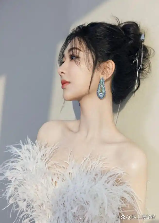 杨紫仙女风穿搭超仙!