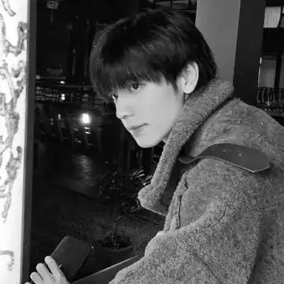 男头黑白真人头像高冷帅气图片