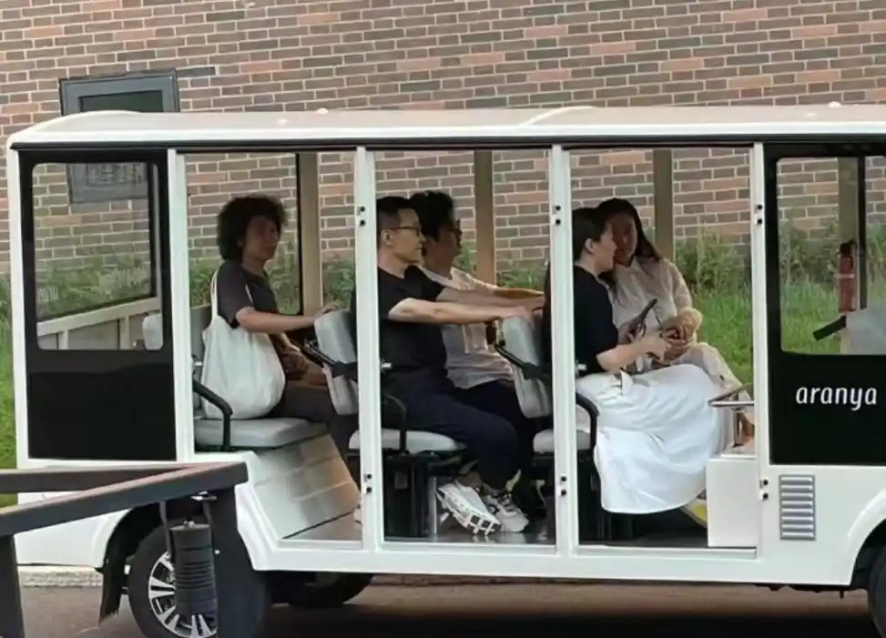 李健与才女老婆罕见同框,穿情侣装超恩爱,夫妻俩基因优秀不生娃