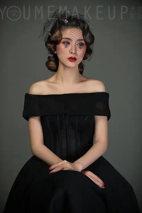 新娘黑色网纱立体花瓣头饰演绎冷艳甜美风格