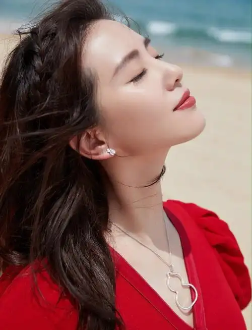 刘诗诗性感红裙沙滩写真