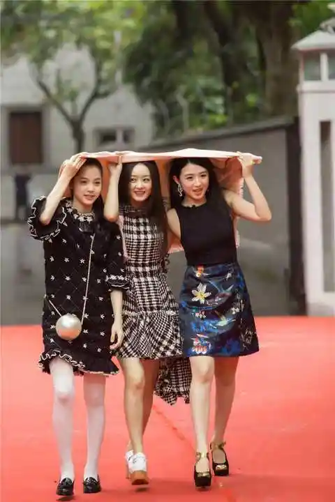 我知道赵丽颖可能是想通过松糕厚底鞋提高身高,但是那块松糕真的太