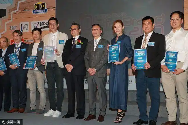 江若琳穿牛仔长裙知性优雅获袁文杰合影两人成最萌身高差