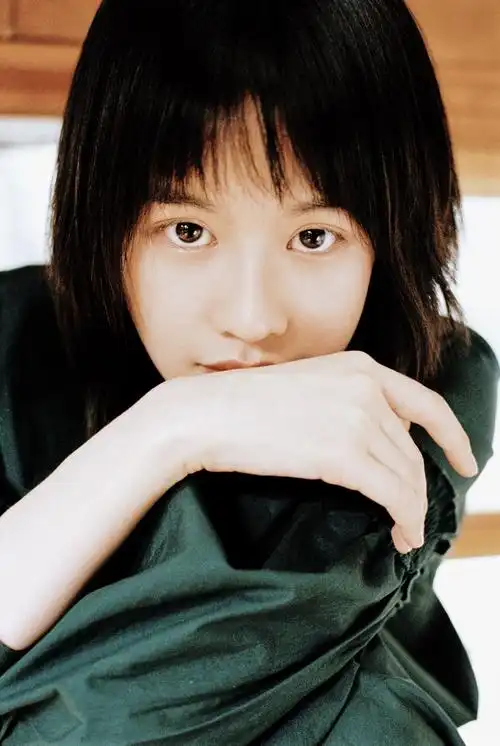 张怡加盟文艺片《会飞的花》,一身白裙十分亮眼