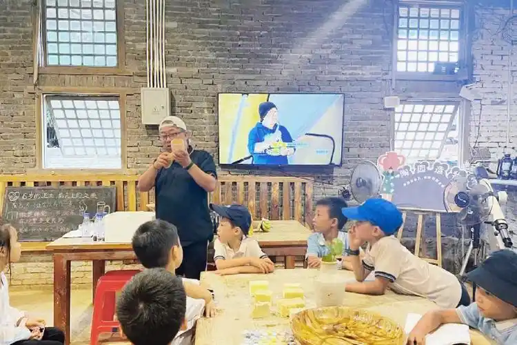 我总想,坐在这片泥土上,在这海边看花丛在以太中