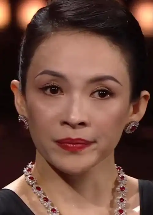 章子怡眼睛凹陷得好严重,好显老