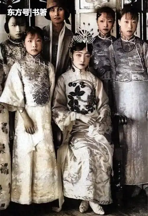 末代皇后婉容珍贵老照片,美貌无与伦比,晚年惨死狱中,葬地不明