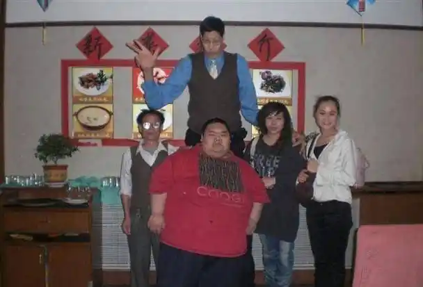 张俊才的身高达到了2米42,比姚明还高了足足16厘米.