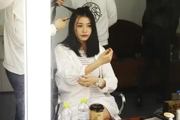 小苹果才15岁就这么爱美?染新发色画眼线,时尚感太随妈妈葛荟婕