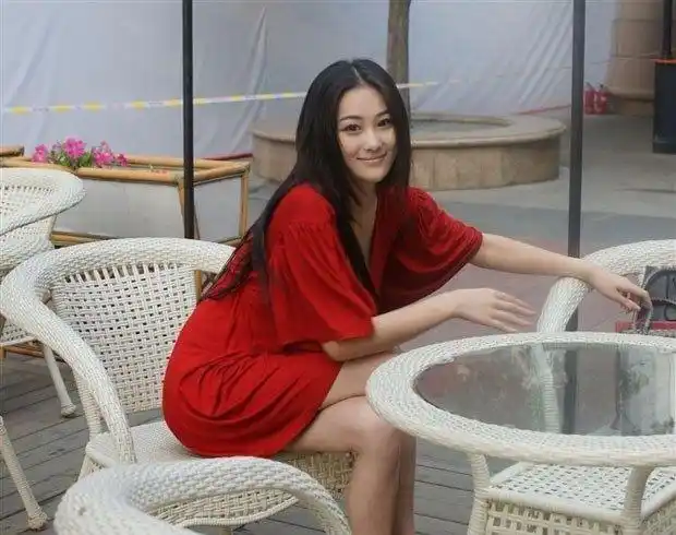 张馨予早年街头特写,一身红衣脸色苍白是不是妆花了