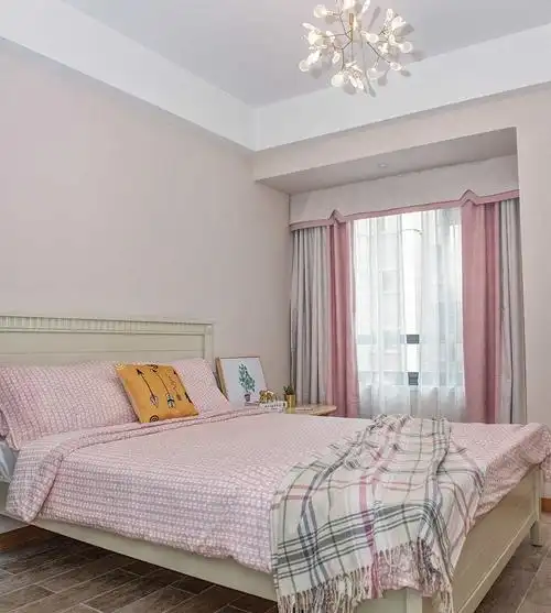 主卧室墙面乳白色与原木家具的注入使得空间简洁明亮